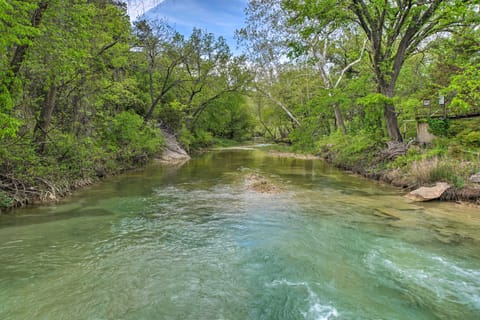 Cedar Falls Cabin: Nestled by Honey Creek House in Davis
