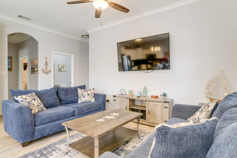 Island Retreat w/ Pool Access - 1 Block to Beach! Apartment in South Padre Island