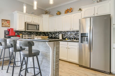 Island Retreat w/ Pool Access - 1 Block to Beach! Apartment in South Padre Island