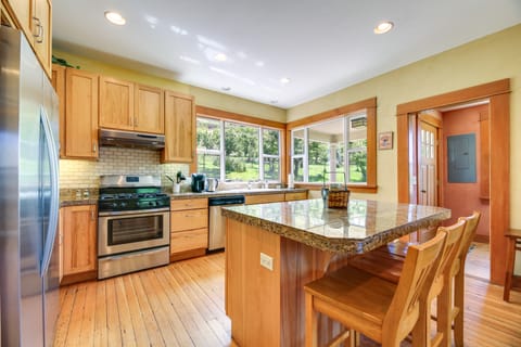 'StoryBook Glade’ Historical Homestead w/ Views! House in Washington