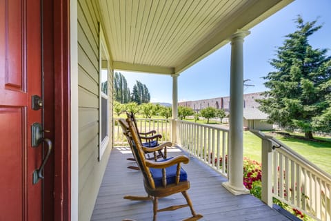'StoryBook Glade’ Historical Homestead w/ Views! House in Washington