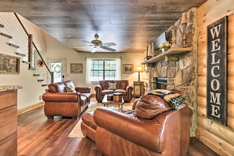 Mtn-View Cabin w/ Hot Tub in Sevierville! House in Gatlinburg