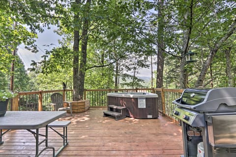 Mtn-View Cabin w/ Hot Tub in Sevierville! House in Gatlinburg
