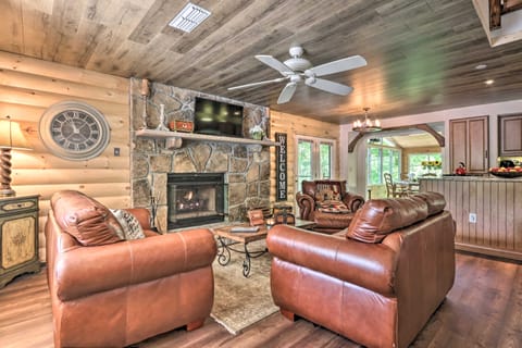 Mtn-View Cabin w/ Hot Tub in Sevierville! House in Gatlinburg