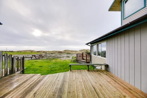 Sanderling Sea Cottages, Unit 1 with Deck! Cottage in Oregon