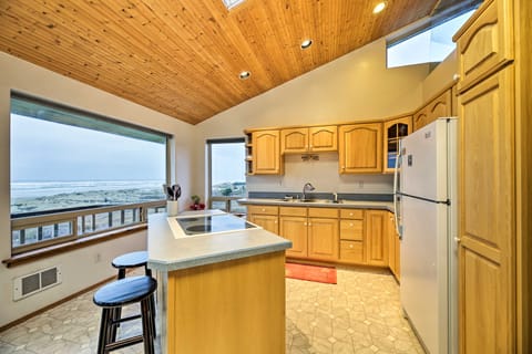 Sanderling Sea Cottages, Unit A: Pet Friendly! Apartment in Oregon
