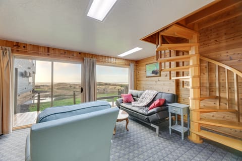 Sanderling Sea Cottages, Unit 3 w/ Private Balcony Cottage in Oregon
