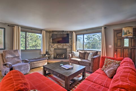 Luxe Updated Home w/ Grill + Hot Tub: 4 Mi to RMNP House in Estes Park