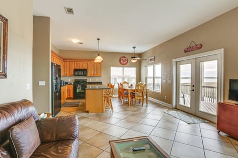 Family-Friendly Waterfront Oasis: 7 Miles to Beach House in Florida