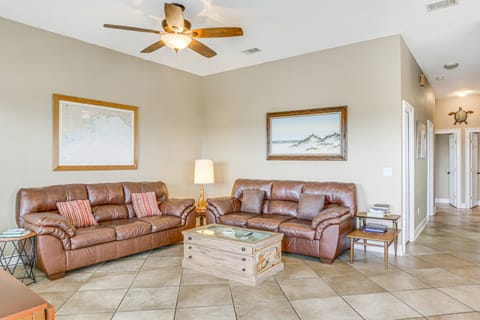 Family-Friendly Waterfront Oasis: 7 Miles to Beach House in Florida