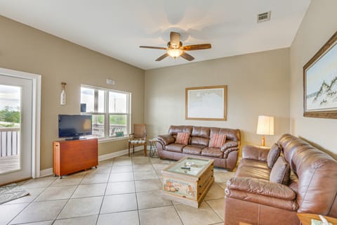 Family-Friendly Waterfront Oasis: 7 Miles to Beach House in Florida