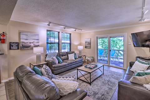 13 Mi to Hot Springs: Serene Royal Home w/ Deck! House in Garland County