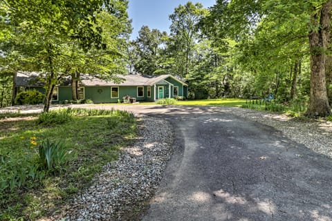 13 Mi to Hot Springs: Serene Royal Home w/ Deck! House in Garland County
