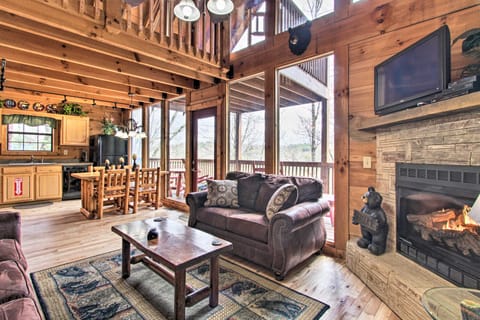 Hot Tub, Pool Table & Deck! Sevierville Sanctuary House in Gatlinburg