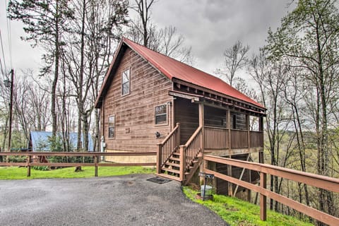 Hot Tub, Pool Table & Deck! Sevierville Sanctuary House in Gatlinburg