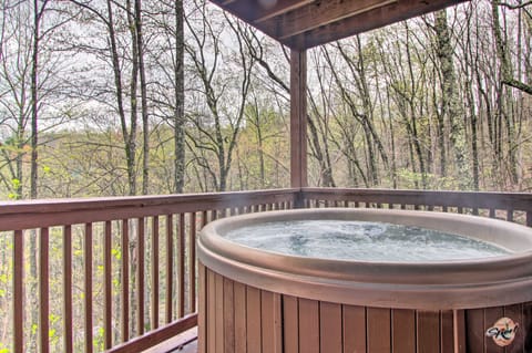 Hot Tub, Pool Table & Deck! Sevierville Sanctuary House in Gatlinburg