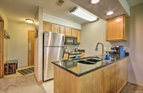 Cozy Branson Getaway ~ 2 Mi to Silver Dollar City! Apartment in Table Rock Lake