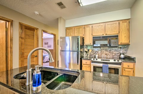 Cozy Branson Getaway ~ 2 Mi to Silver Dollar City! Apartment in Table Rock Lake