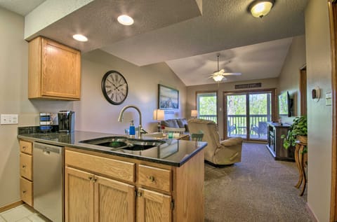 Cozy Branson Getaway ~ 2 Mi to Silver Dollar City! Apartment in Table Rock Lake