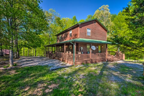 Lake House w/ Hot Tub + Fire Pit - 1 Mi to Marina! House in Tennessee