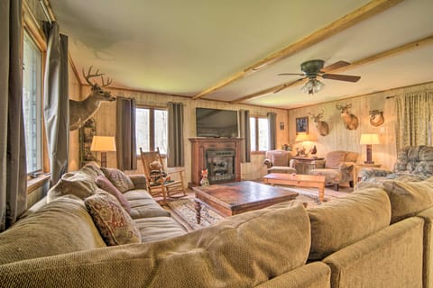 Rustic & Modern Russell Cabin w/ Grill + Deck House in Allegheny River