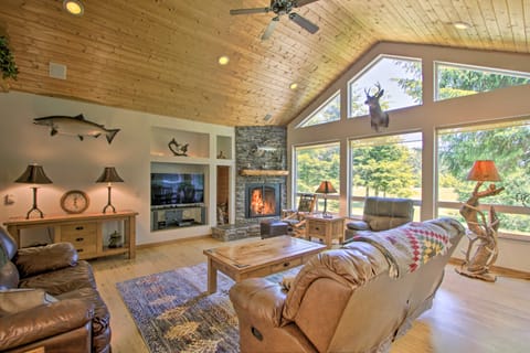 Serene South Bend Family Escape; Dogs Welcome House in Washington