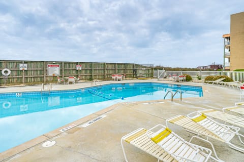 Steps to the Beach: Oceanfront Condo w/ Lanai! Apartment in North Topsail Beach