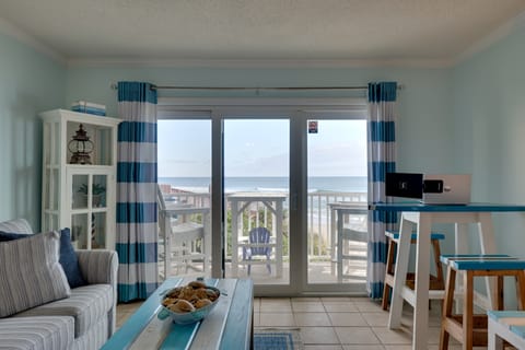 Steps to the Beach: Oceanfront Condo w/ Lanai! Apartment in North Topsail Beach
