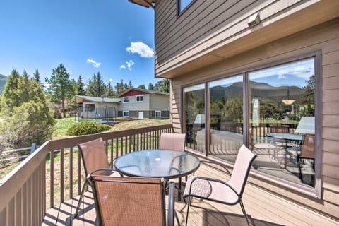 Fireplace & Mtn Views: Estes Park Home w/ Deck! Apartment in Estes Park