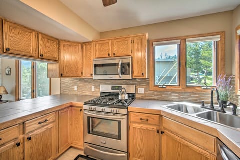 Fireplace & Mtn Views: Estes Park Home w/ Deck! Apartment in Estes Park