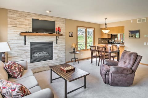 Fireplace & Mtn Views: Estes Park Home w/ Deck! Apartment in Estes Park