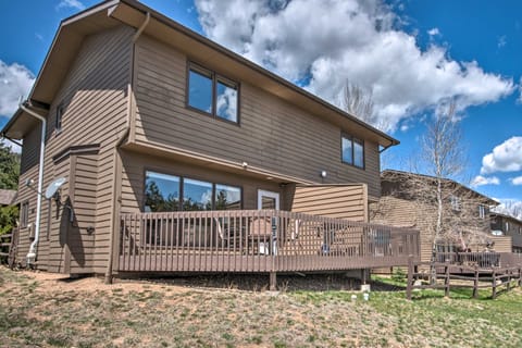 Fireplace & Mtn Views: Estes Park Home w/ Deck! Apartment in Estes Park