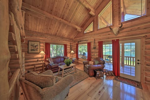 Scenic Riverfront Retreat w/ Hot Tub & Kayaks! House in Idaho