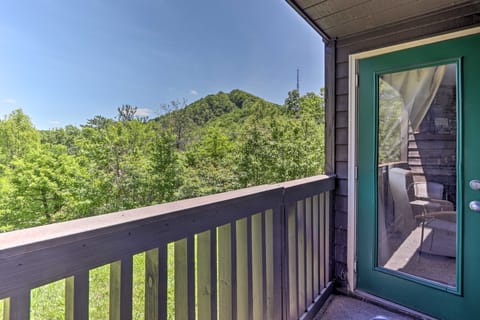 Condo w/ Pool & Grill Access ~ 4 Mi to Gatlinburg! Apartment in Gatlinburg