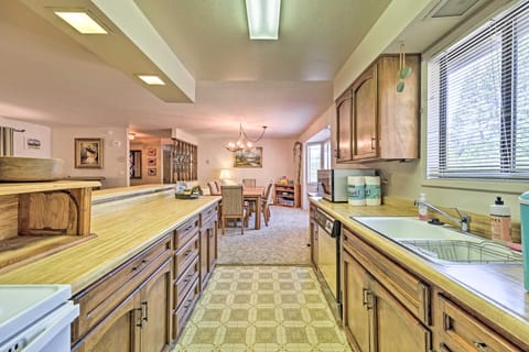 Home w/ Serene Deck in Twain Harte! House in Twain Harte