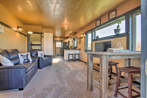 Updated Townhouse w/ Pergola, Walk to Downtown! Apartment in Idaho