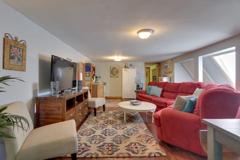 3 Mi to Great Smoky Mtn NP: Riverfront Retreat Apartment in Townsend