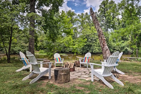 Fire Pit & Deck! Cozy Smoky Mtn Retreat on River Apartment in Townsend