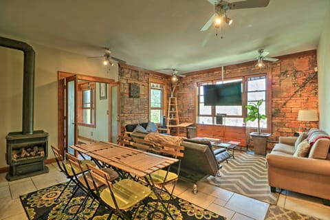 Hip Midtown Detroit Hub, Walk to Woodward Ave Apartment in Windsor