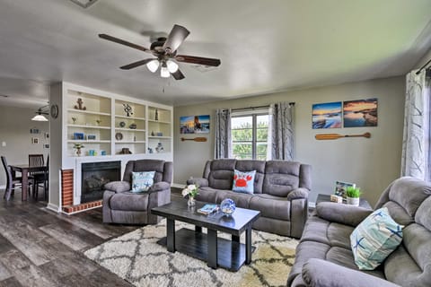Spacious + Modern Family Duplex in Galveston! Apartment in Texas City