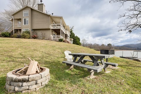 Fire Pit & Boat Dock: Lake Chatuge Townhome! Apartment in Hiawassee