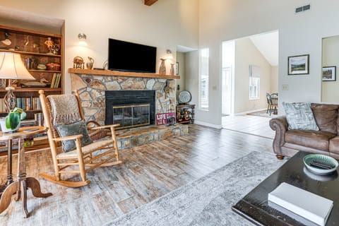 Fire Pit & Boat Dock: Lake Chatuge Townhome! Apartment in Hiawassee