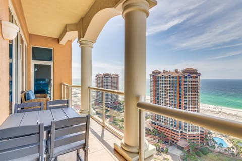 Pensacola Beach Penthouse w/ View + Pool Access! Apartment in Pensacola Beach
