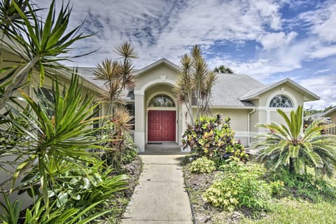 Cocoa Beach Paradise: Screened Pool, Patio + Games House in Merritt Island