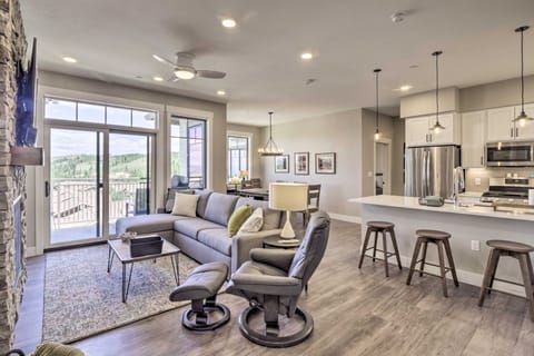 Winter Park Condo w/ Fireplace - 4 Mi to Slopes! Apartment in Fraser