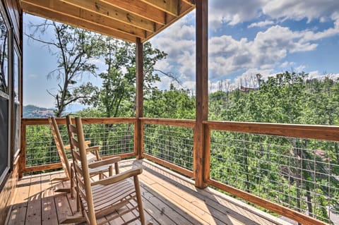 Hot Tub, Game Room, Decks: Cabin in Gatlinburg House in Gatlinburg