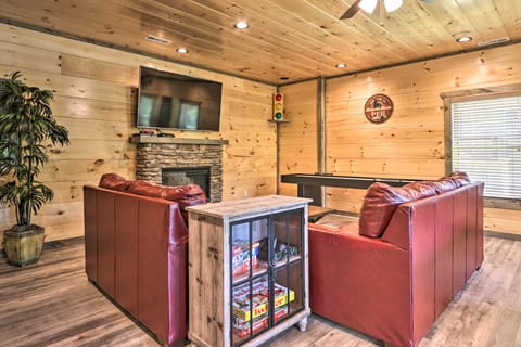 Hot Tub, Game Room, Decks: Cabin in Gatlinburg House in Gatlinburg