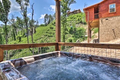 Hot Tub, Game Room, Decks: Cabin in Gatlinburg House in Gatlinburg