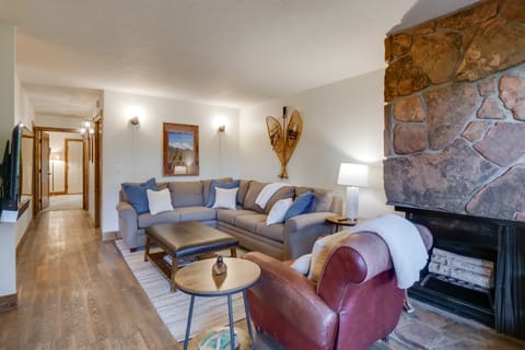Walk to Ski Shuttle: Cozy Mountain Meadows Condo Apartment in Frisco