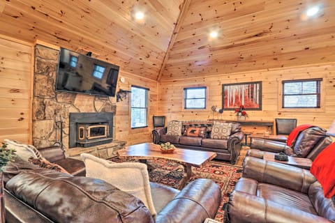 Luxe Cabin w/ Hot Tub, Theater, Pool Table, Arcade House in Pigeon Forge